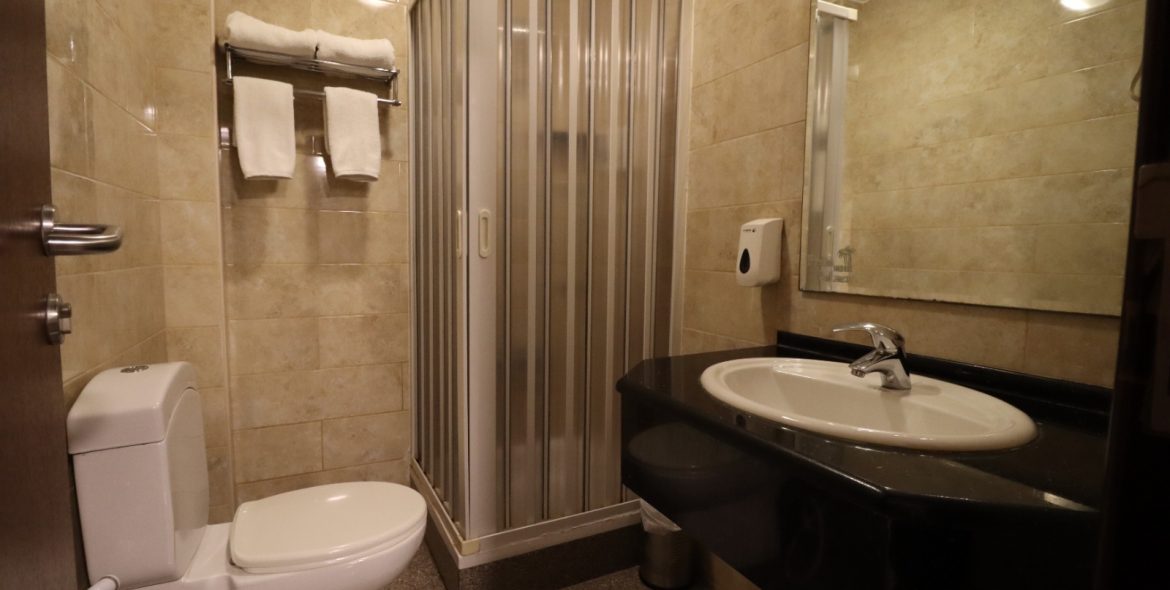 Deluxe King Size Bedroom2